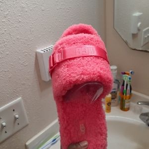 Ugg pink w fluffita sandals uggs all over them